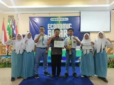 AZKA RIFKY ROBBANI, dkk. - JUARA 1 - ECONOMIC SMART COMPETITION