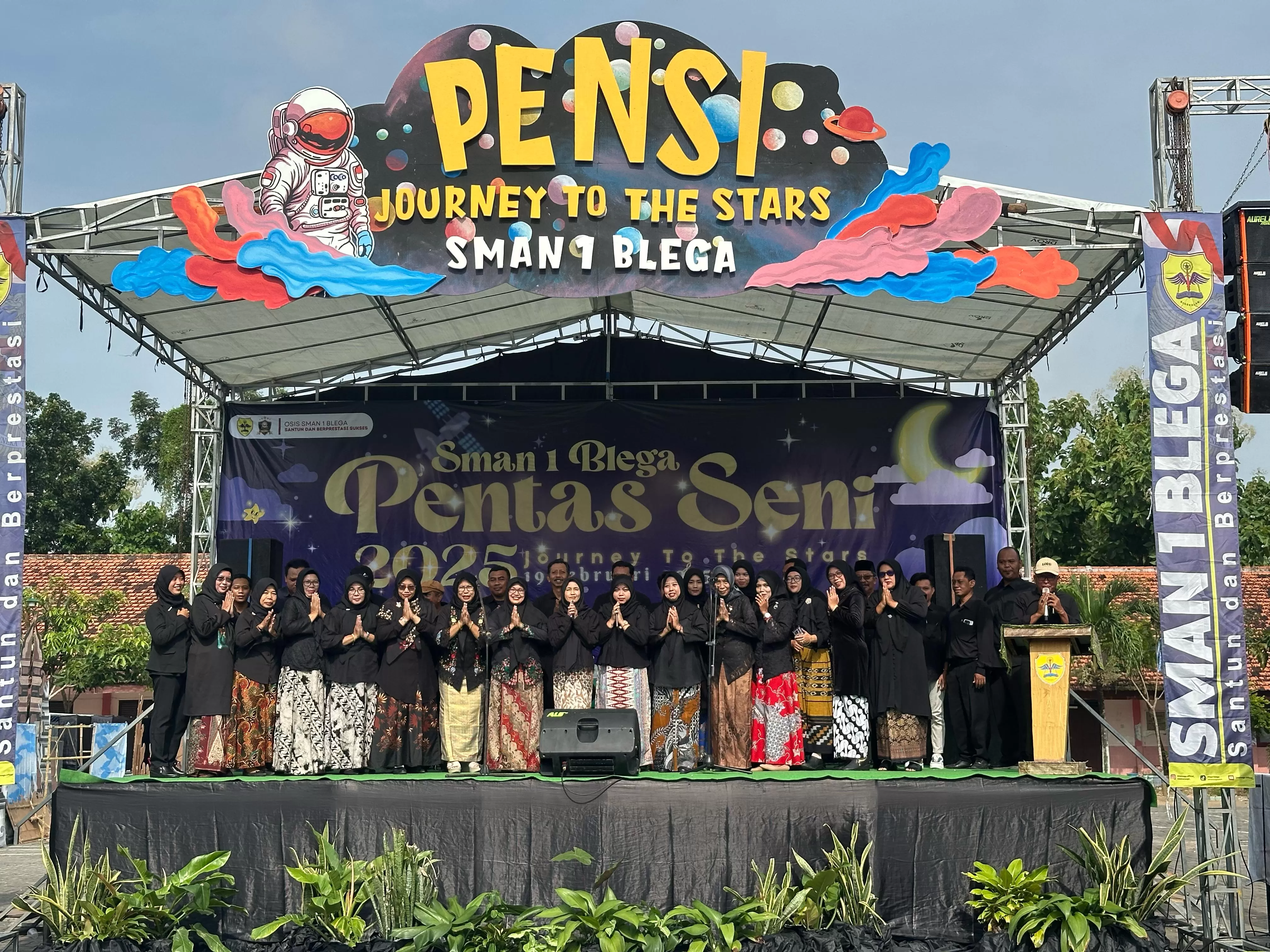 Dewan Guru & Staf TU dalam acara PENSI 2025